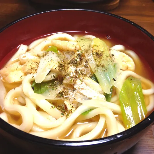 真夏にエアコンをギンギンに効かせて、きざみきつねうどん！ 七味家の七味をかけて(^o^)|tenraiさん