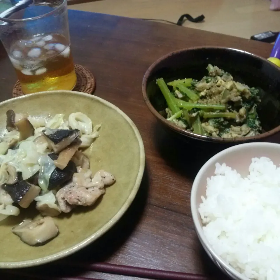 おばさん家で晩御飯ごちそうなった!!!!!!!
黒豆と生姜のおちゃとキャベツと鶏肉と椎茸の炒め物に小松菜の胡麻和えです。
旨かったー(๑´ω`๑)|なっちゃんさん