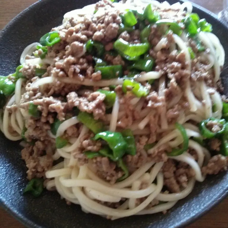 ピーマンがしなしなになってたのでピーマン全部と豚ミンチで焼きうどん作りました♡
うまうま(●´ω｀●)|なっちゃんさん