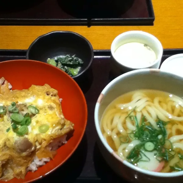 Snapdishの料理写真:マミーとご飯♡
親子丼と小うどんなかなか美味でした。|なっちゃんさん