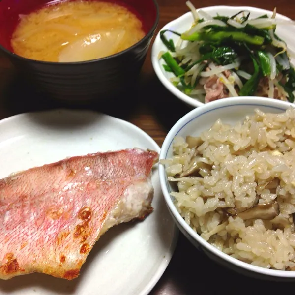 今日の夕食は、赤魚、肉ニラ、しめじご飯と玉ねぎのお味噌汁(^o^)|tenraiさん