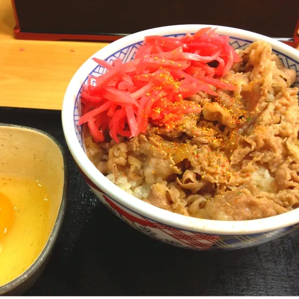 夕食を一人で外食の時は、ここが多くなってしまうなぁ〜(^o^)
牛丼 並つゆだく玉子で330円  安っ！|tenraiさん