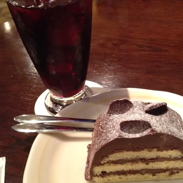 富良野でぶどうジュースとケーキ♡
ケーキは根雪、初雪、雪解けがあって、今回は雪解け(❁´◡`❁)*✲ﾟ*
濃厚なチョコの間にナッツが入ってて美味しすぎたー♡♡♡
北海道ってステキ☆|ayumiさん