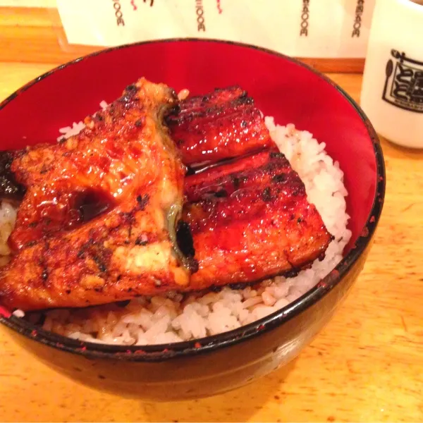 Snapdishの料理写真:今日の夜は娘がいないので家内と2人でビールをと思い焼き鳥、串揚げ、海鮮居酒屋など５件も回ったけど全て満員、まさか調布でとは思いながら諦めて、いつもの安い鰻屋でうな丼ダブルと肝吸いになりました(^｡^)|tenraiさん