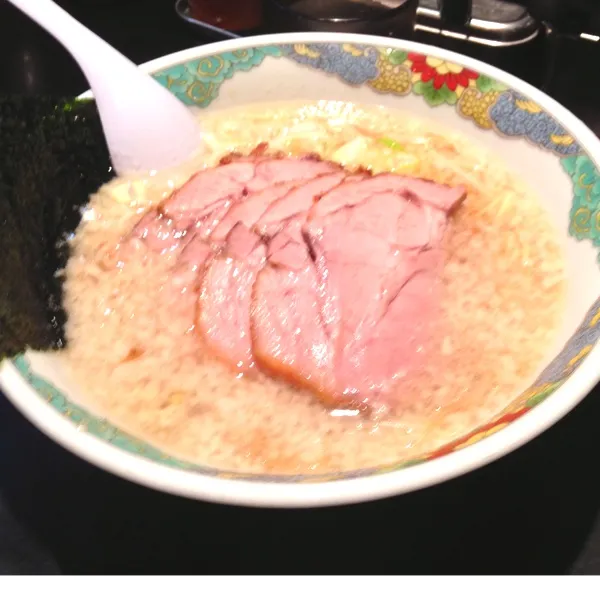 金曜の夜にラーメンが食べたくなることが多くそんな時は大体ここに来ます。
是政という少し不便なところだけど、なかなか美味しいのです。チャーシューも絶品！|tenraiさん