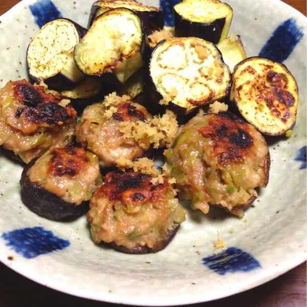 Snapdishの料理写真:今日の夕食は、椎茸の肉詰めとナス焼き(^o^)
ちょっと焦げましたが…|tenraiさん