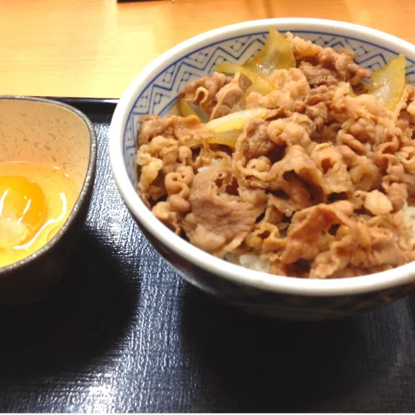 今日の夕食は、並つゆだく玉子
やっぱり、牛丼は吉野家ですね！|tenraiさん