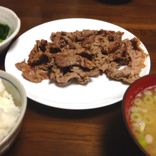 今日の夕食です。お肉（牛）、おひたし、あさりのお味噌汁などなど(^o^)/|tenraiさん