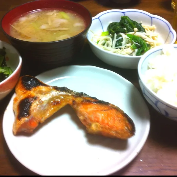 今日の夕食は、鮭、豚汁、酢の物、おひたしとご飯(^o^)|tenraiさん