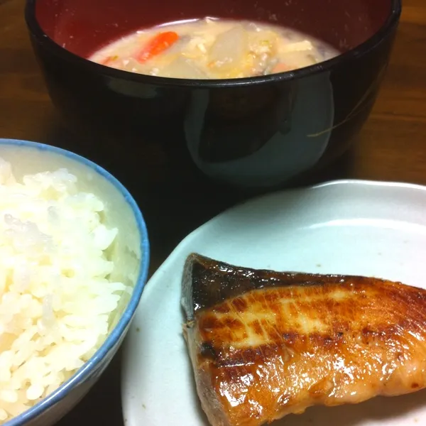 今日の夕食は、鰤の照焼きと粕汁(^o^)
二日連続の鰤|tenraiさん