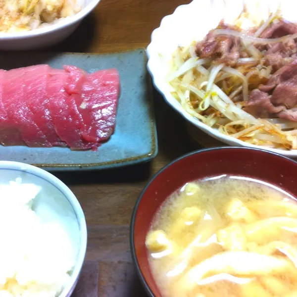 Snapdishの料理写真:今日の夕食は、本マグロの刺身と豚肉ともやし炒め。|tenraiさん