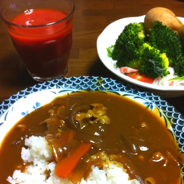 今日の夕食は、カレー、サラダ、トマトジュース|tenraiさん