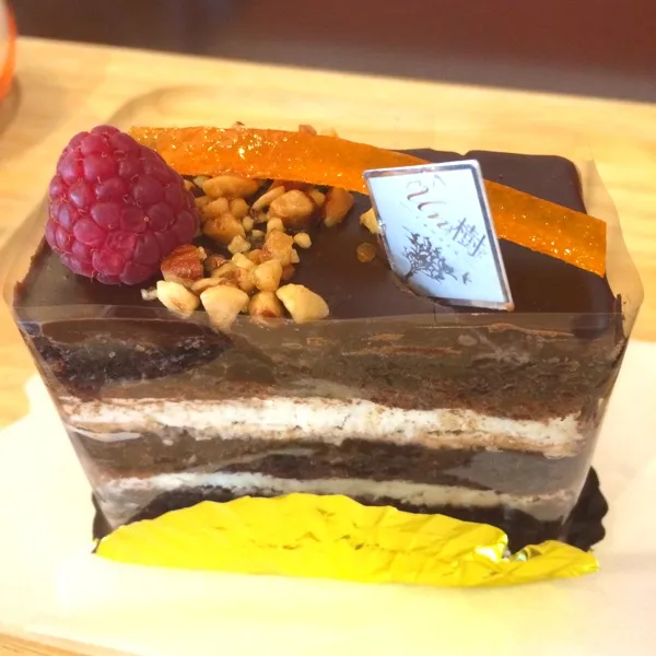 クラシック！チョコレートと生クリームをサンドしたケーキです。|ezomomonga88さん