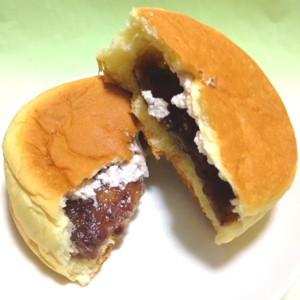 今川焼き風パン！もちもちとした新しい食感のつぶあんと小豆ホイップクリームが入っています。|ezomomonga88さん