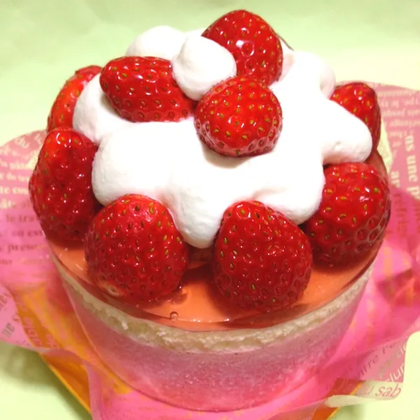 We ❤ Strawberry（苺のケーキ）！甘くてジューシーでソフトな口あたりのとちおとめをたくさん飾った、おふたりサイズのデコレーションケーキです。|ezomomonga88さん