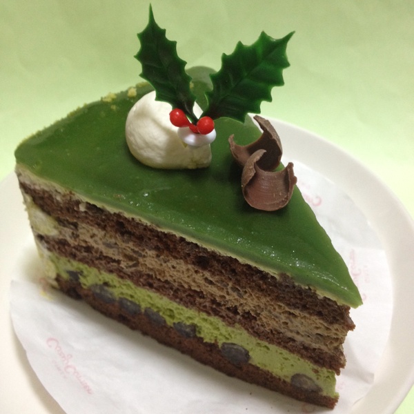 抹茶ショコラ かのこ豆入り抹茶生クリームとチョコチップ入りチョコ生クリームをチョコスポンジでサンドし 抹茶グラサージュで鮮やかに仕上げた和洋コラボケーキです Ezomomonga Snapdish スナップディッシュ Id Jajrba