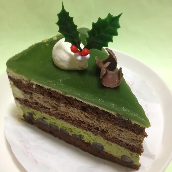 Snapdishの料理写真:抹茶ショコラ！かのこ豆入り抹茶生クリームとチョコチップ入りチョコ生クリームをチョコスポンジでサンドし、抹茶グラサージュで鮮やかに仕上げた和洋コラボケーキです。|ezomomonga88さん