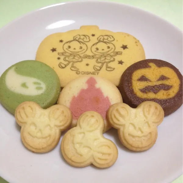 アソーテッド•クッキー！2013年ハロウィン期間限定クッキーです。パンプキンクッキー、チョコレート＆オレンジクッキー、バタークッキー、ストロベリー＆バタークッキー、グリーンアップル＆バタークッキー。|ezomomonga88さん