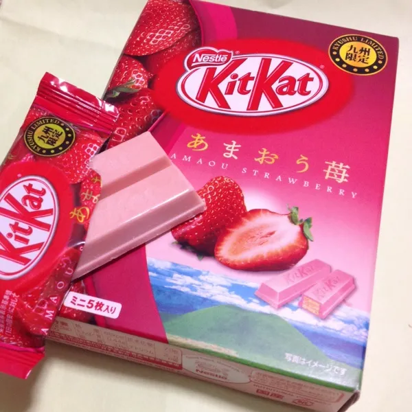 キットカット あまおう苺！九州限定バージョンで、いちごの王様「あまおう」の芳醇な風味を香ばしいウエハースといっしょにホワイトチョコレートでやさしく包み込んでいます。|ezomomonga88さん