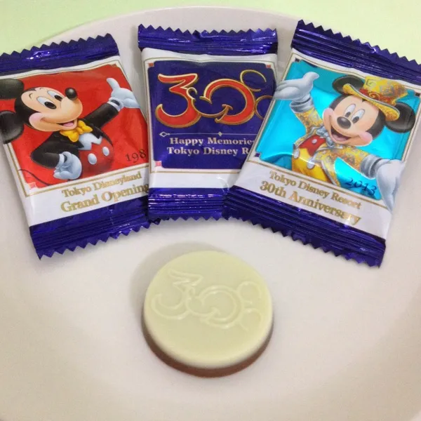 アソーテッド•チョコレート②！TDＲ30周年記念チョコレート詰合せ。ミルクチョコレート、ホワイトチョコレートの二層です。|ezomomonga88さん