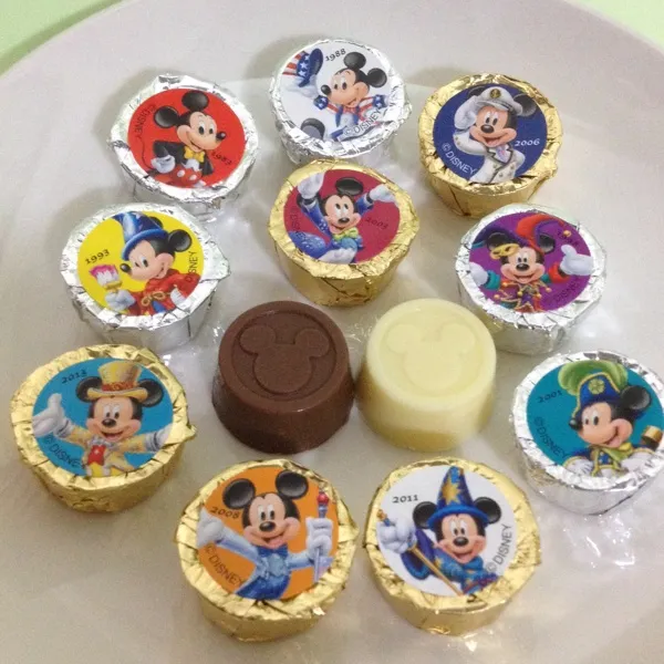 アソーテッド•チョコレート①！TDＲ30周年記念チョコレート詰合せ。ミルクチョコレート、ホワイトチョコレートです。|ezomomonga88さん