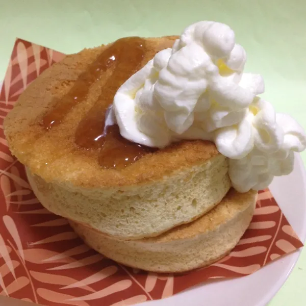 厚焼きパンケーキ（ホイップクリーム付き）！香り豊かなふんわり、しっとり厚焼きパンケーキ2枚に、たっぷりのメープルソースがかかっています。パンケーキを温めて、ホイップクリームをトッピング！|ezomomonga88さん