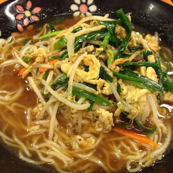 ニラ玉ラーメン     濃い味でした。|はっちぃさん