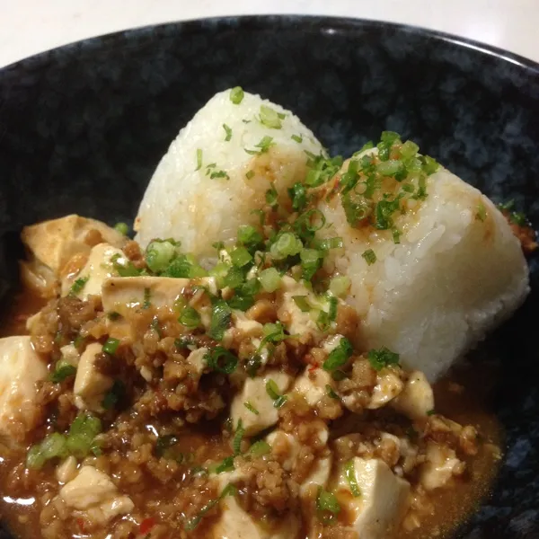 昨日もやっぱり寝落ち…
んで残った麻婆豆腐で麻婆丼…
にゃははは…σ(^_^;)
白ご飯が無かったので、冷凍してたおにぎりで…（笑）
(=^ェ^=)|うぉずさん