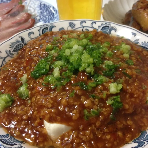 んで、畑のお肉たっぷり、豆板醤もたっぷりの丸ごと豆腐の麻婆豆腐なり！
コレで一人前だから、大きなスプーンでワシャワシャ食べまする…
(=^ェ^=)|うぉずさん