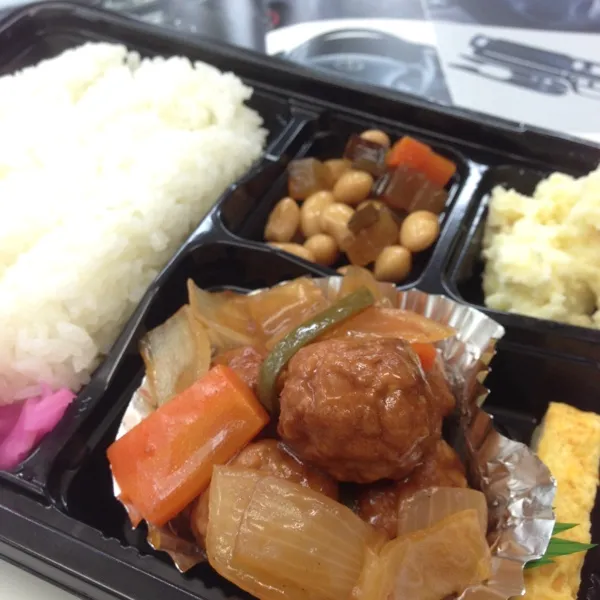 Snapdishの料理写真:少し遅くなったけど、今日の３００円弁当は…
肉団子の甘酢あん弁当なり！
二枚目の写真のシート…
ハイエース用なんだけど、バチもんぢゃなく本物のレカロのカスタムなんだよぉ〜
(=^ェ^=)|うぉずさん