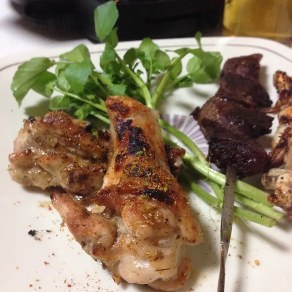 お酒のアテは、手羽元の七味焼き、牛肉とモンゴイカのゲソの串焼きなり！
今日の泡で…
(=^ェ^=)|うぉずさん