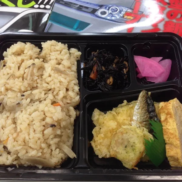 今日の３００円弁当は、かやくご飯弁当なり！
んでショップカード作ったダヨ！
フェイスブックとかツイッターとかみんな共通のグラフィックにしたダヨ！
(=^ェ^=)|うぉずさん