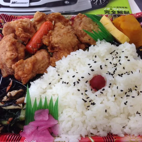 Snapdishの料理写真:今日のお昼は、３００円弁当屋さんが休みなのでスーパーのお弁当３９８円なり！
たった１００円ほどの違いなのにボリューム感や見栄えが全然違うねぇ〜
新しい雑誌が届いた、コレを完読するのも今の大切なお仕事…|うぉずさん