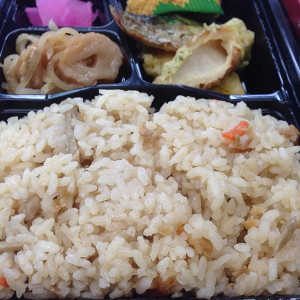 今日の３００円弁当は、日替りのかやくご飯弁当なり！
店の商品にこんなマフラーカッターもあったよ！
もちろんオリジナル商品…
めっちゃ綺麗な溶接跡だよ！
(=^ェ^=)|うぉずさん