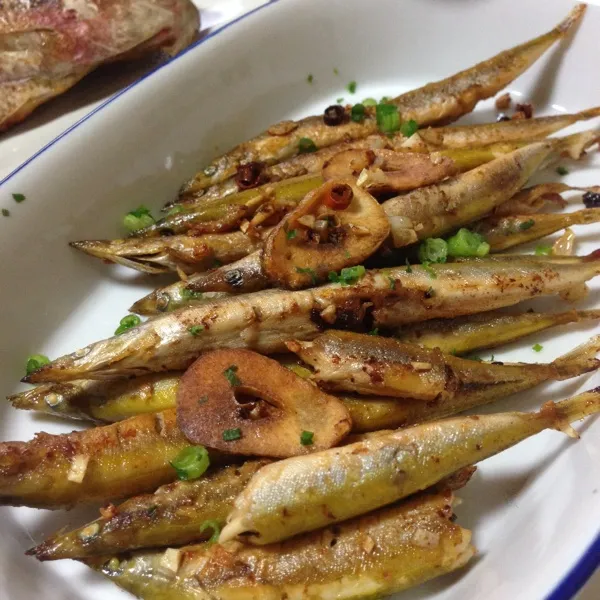 んで、カマスゴのガーリック醤油焼きと、牡蠣と白菜の甘煮なり！
どっちも賞味期限切れで強制消費対象でしたぁ〜σ(^_^;)
でも、美味しゅうございましたぁ〜
(=^ェ^=)|うぉずさん