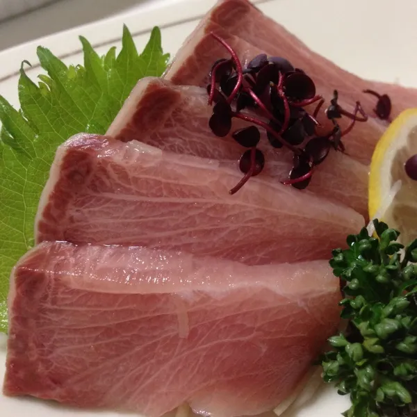 今日の魚は天然ブリのお造りと鯛のアラの塩焼きなり！
ブリは１５kgくらいあって、中央でも一番大きかったよ！って自慢気に言ってたよ！
すごいねぇ〜
(=^ェ^=)|うぉずさん