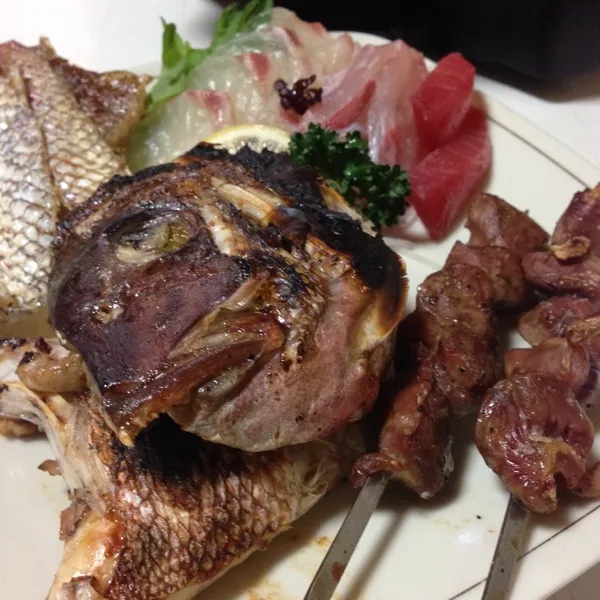 Snapdishの料理写真:今日の魚は、お造りの盛合せ、鯛のアラの塩焼き、鯛の皮のパリパリ、砂肝の串焼きなり！
鯛のアラ…身がたっぷりぃ〜
皮もパリパリサクサクで美味しいねぇ〜
(=^ェ^=)|うぉずさん