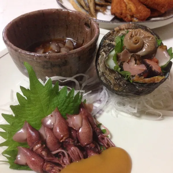 今日の魚は…
昨日食べ損ねたサザエのお造りと、ホタルイカ、ナマコ酢なり！
サザエは蓋がきっちり閉まってて、身が取り出せなかったの…
今日は油断してたみたい…（笑）
(=^ェ^=)|うぉずさん