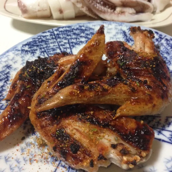 ん〜〜〜
また遅くなっちた…
のに、チョイと焼き過ぎた手羽先の七味焼きなり！
七味は、えべっさんの時に買った調合したてのだから、めっちゃ香りが良いダヨ！
(=^ェ^=)|うぉずさん