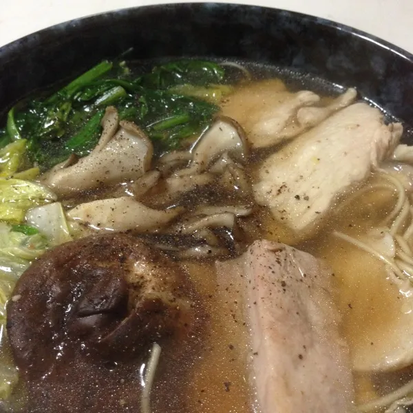 お昼は…
残り物具沢山ラーメンなり！
昨日の鶏鍋の出汁に、せせりの脂を足して、醤油と生姜で味を調整…
麺はいつものマルタイの棒ラーメンで…
(=^ェ^=)|うぉずさん