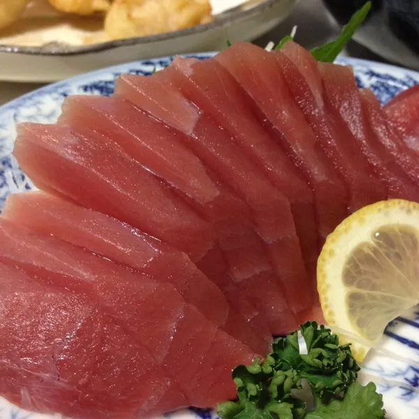 今日の魚は近海マグロのお造りなり！
今日は、お正月用の魚を取りに行って来たの…
流石にほとんどめぼしい魚は残って無かったダヨ！
ま、わっちは予約してたからねぇ〜
(=^ェ^=)|うぉずさん