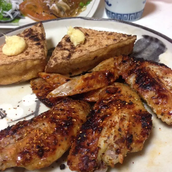 今日は友のトコで遅くなってまたので、コレでおしまいっ！
手羽先の七味焼きと厚揚げの炙りなりっ！
(=^ェ^=)|うぉずさん