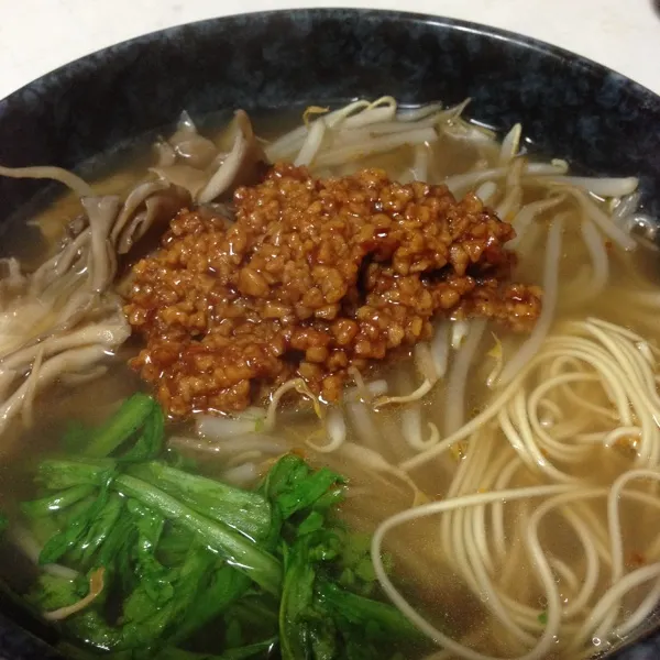 お昼は…
畑のお肉で担々麺的なラーメンなりっ！
ベースはマルタイの棒ラーメンで、畑のお肉を麻婆味にしてみましたよ！
(=^ェ^=)|うぉずさん