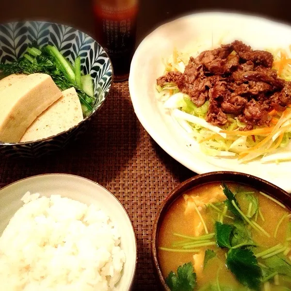 牛肉サラダ、高野豆腐と小松菜の煮物、味噌汁、ご飯

誕生日に頂いたSt.Cousairの農場ソースというドレッシングを食べた時に、これはお肉に合う！と思ったので、牛肉サラダにしたら大正解|imi243さん