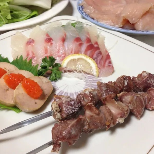 Snapdishの料理写真:今日の魚は鯛のお造りと、アンキモ、砂ギモの串焼きなり！
あ、お魚屋さんに行ってきましたよ！
(=^ェ^=)|うぉずさん