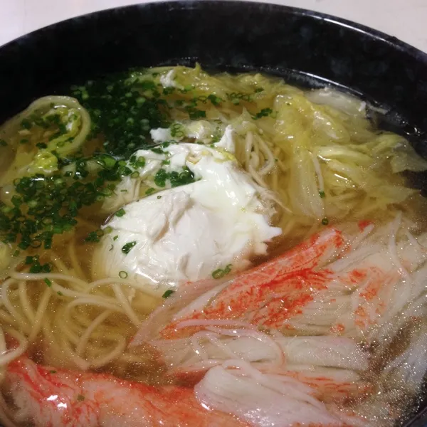 Snapdishの料理写真:お昼は…
ローストチキンのガラと丸鶏を漬けていたガラスープでとったスープで、ラーメンなり！
麺はマルタイの棒ラーメンを使ったダヨ！
めっちゃ円やかで美味しいよぉ〜
(=^ェ^=)|うぉずさん