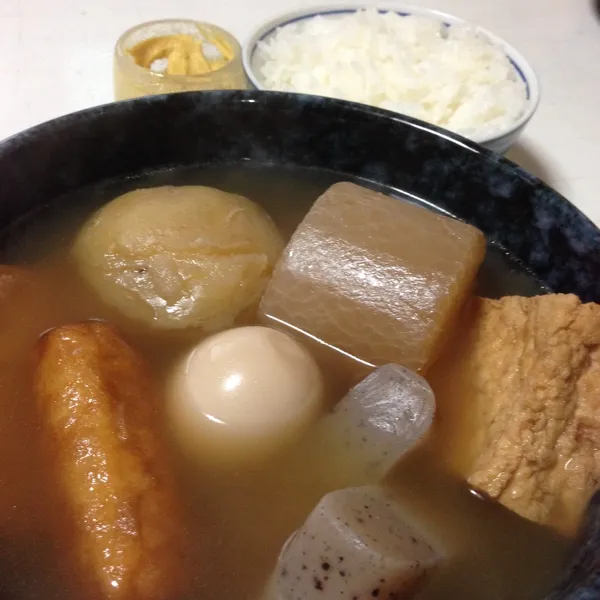 朝ごはん…
もっちろん、おでん定食なり！
なんか知らんがカミナリと吹雪みたいなアラレが降ってるよ！
ま、そんなに続かないと思うけど、お昼から出かけたいのになあ〜
(=^ェ^=)|うぉずさん