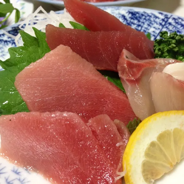 今日の魚は…
本マグロ入りのお造りの盛合せなり！
本マグロが二切れ入っただけで、３９８円が５９８円に…
あ、どちらも、もっちろん半額になるんだけどね！
お値打ち品どすぅ〜
(=^ェ^=)|うぉずさん