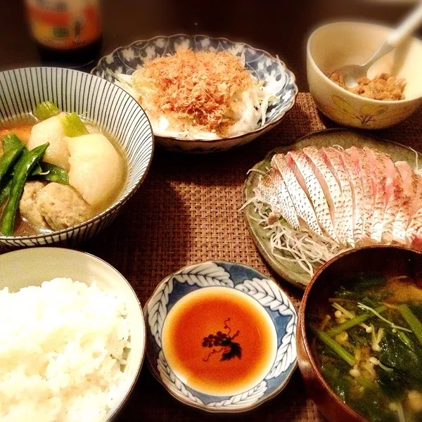 蕪とさつま揚げとつみれの煮物、鯛の刺身、新玉ねぎサラダ、えのきと蕪の葉味噌汁、納豆、ご飯|imi243さん