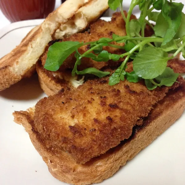 お昼一歩手前…
昨日の鱸フライでサンドイッチなり！
魚焼きロースターでパンを焼くついでにフライも軽く温めたので、さっくりホカホカ…
(=^ェ^=)|うぉずさん